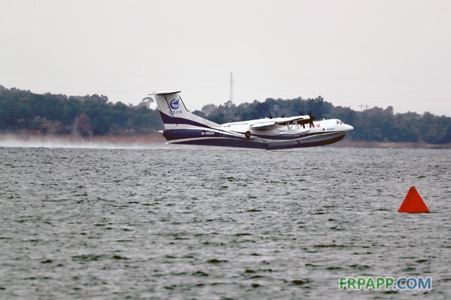 8時51分，由機長趙生、副駕駛陳明、機械師魏鵬和監控觀察員孫康寧組成的首飛機組，按預定科目，駕駛著AG600劃開深藍色的湖面，英姿颯爽，身后留下一條波光粼粼的水痕。加速、機頭昂起&hellip;&hellip;AG600宛如一條東方巨龍從水面踏浪而起，直插云霄。   ?AG600水上起飛瞬間  9時05分，飛機像一只靈動的沙鷗，平穩地貼著水面滑行、輕盈入水，濺起歡快的水花。觀眾席響起了熱烈的掌聲。   ?AG600著水瞬間  伴隨著《歌唱祖國》的動人旋律，AG600飛機通過氣勢恢弘的水門回到主席臺前。機長趙生報告順利完成首次水上起降科研試飛任務！9時18分，AG600水上首飛圓滿成功！這是繼2017年12月24日AG600成功實現陸上首飛后又一歷史性時刻。   ?AG600著水瞬間  工業和信息化部部長苗圩，湖北省副省長曹廣晶，工業和信息化部副部長辛國斌，科技部秘書長苗少波，國家國防科技工業局副局長田玉龍，中國民航局總工程師殷時軍，大飛機專項專家組組長、院士張彥仲，國家應急管理部森林消防局副司令員閆鵬，陸軍裝備部副部長陳郁虹，空軍裝備部副部長宮繼宏，荊門市委書記張愛國，中國航發副總經理王之林，中國商飛副總經理周新民，航空工業董事長、黨組書記譚瑞松等領導出席儀式。   ?AG600入水瞬間  中央軍民融合辦、國家發展改革委、科技部、工信部、財政部、交通運輸部、應急部、國資委、國防科工局、林草局、民航局等政府部門及有關單位，湖北、廣東省等地方政府，軍委裝備發展部、陸軍、海軍、空軍、武警部隊等軍方機構，航空工業老領導，中國商飛、中國航發、中電科等兄弟單位，高校，金融機構，防火、救援、海監、海事、海洋執法等用戶代表，AG600飛機項目參研、參試單位的領導和代表參加了首飛儀式。